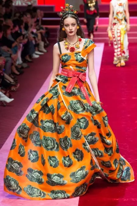 Dolce & Gabbana-k 2018ko udaberrirako lentzeria inspiratutako itxurak erakusten ditu