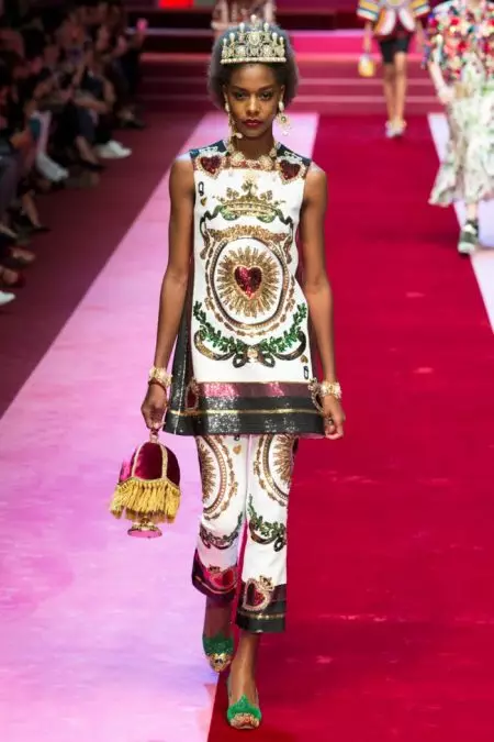 Dolce & Gabbana 2018 වසන්තය සඳහා යට ඇඳුම් ආනුභාව ලත් පෙනුම පෙන්වයි