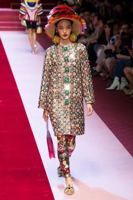 Dolce & Gabbana-k 2018ko udaberrirako lentzeria inspiratutako itxurak erakusten ditu