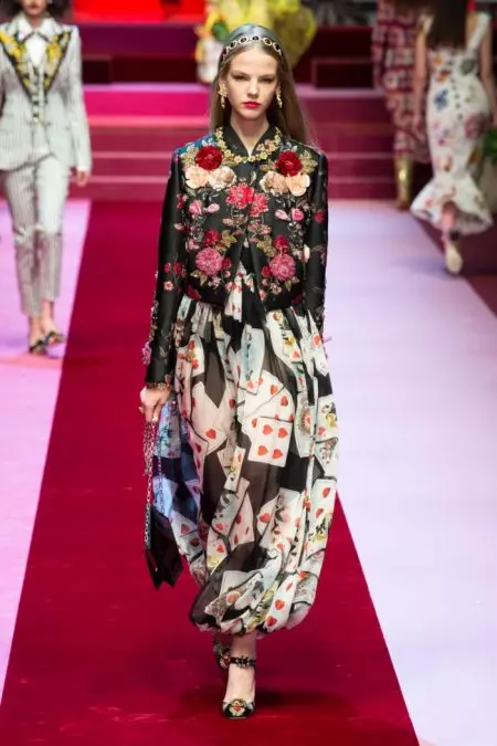 Dolce & Gabbana-k 2018ko udaberrirako lentzeria inspiratutako itxurak erakusten ditu