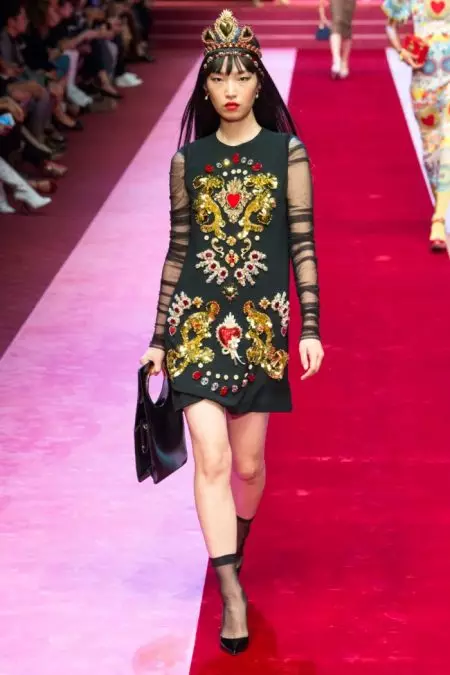 Dolce & Gabbana, 2018 İlkbaharında İç Çamaşırından İlham Alan Görünümleri Sergiliyor