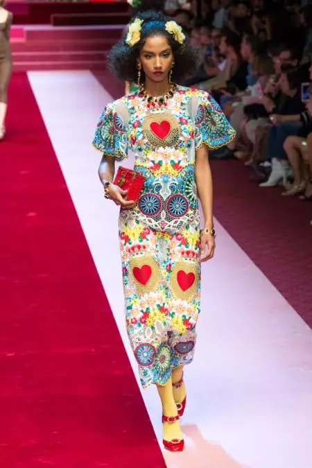 Dolce & Gabbana-k 2018ko udaberrirako lentzeria inspiratutako itxurak erakusten ditu