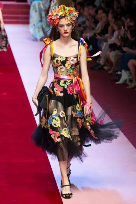 Dolce & Gabbana-k 2018ko udaberrirako lentzeria inspiratutako itxurak erakusten ditu