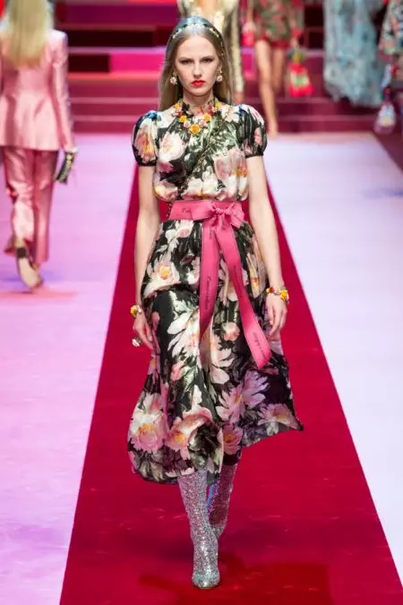 Dolce & Gabbana-k 2018ko udaberrirako lentzeria inspiratutako itxurak erakusten ditu