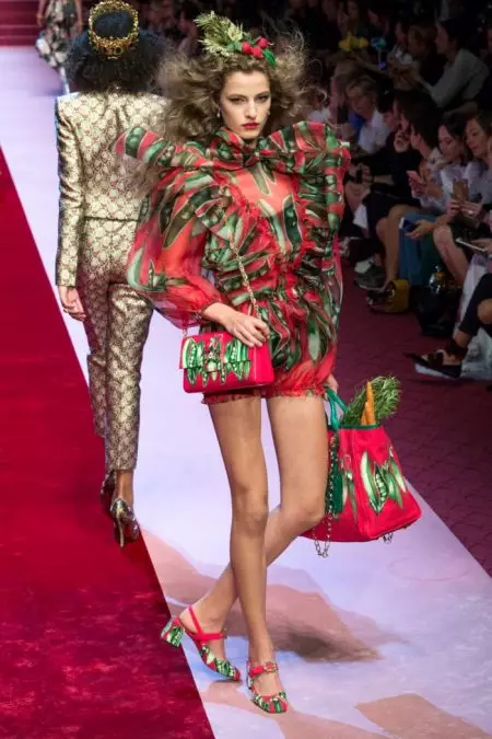 Dolce & Gabbana-k 2018ko udaberrirako lentzeria inspiratutako itxurak erakusten ditu