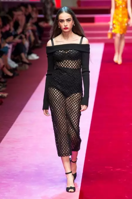 Ipinakita ng Dolce & Gabbana ang Lingerie Inspired Looks para sa Spring 2018