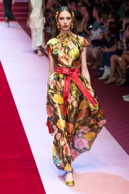 Dolce & Gabbana-k 2018ko udaberrirako lentzeria inspiratutako itxurak erakusten ditu