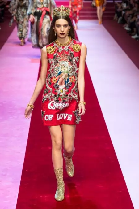 Dolce & Gabbana, 2018 İlkbaharında İç Çamaşırından İlham Alan Görünümleri Sergiliyor