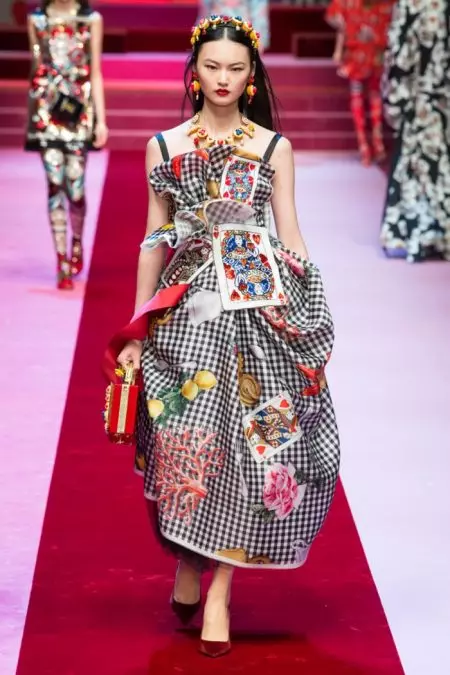 Dolce & Gabbana 2018 වසන්තය සඳහා යට ඇඳුම් ආනුභාව ලත් පෙනුම පෙන්වයි