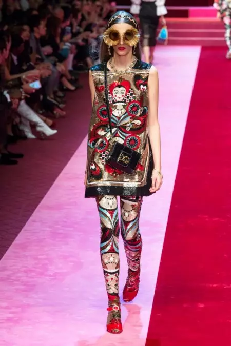 Dolce & Gabbana 2018 වසන්තය සඳහා යට ඇඳුම් ආනුභාව ලත් පෙනුම පෙන්වයි