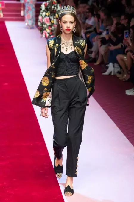 Dolce & Gabbana-k 2018ko udaberrirako lentzeria inspiratutako itxurak erakusten ditu