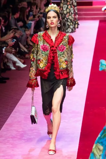 Dolce & Gabbana-k 2018ko udaberrirako lentzeria inspiratutako itxurak erakusten ditu