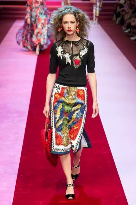 Dolce & Gabbana-k 2018ko udaberrirako lentzeria inspiratutako itxurak erakusten ditu