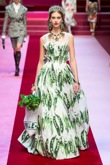 Dolce & Gabbana-k 2018ko udaberrirako lentzeria inspiratutako itxurak erakusten ditu