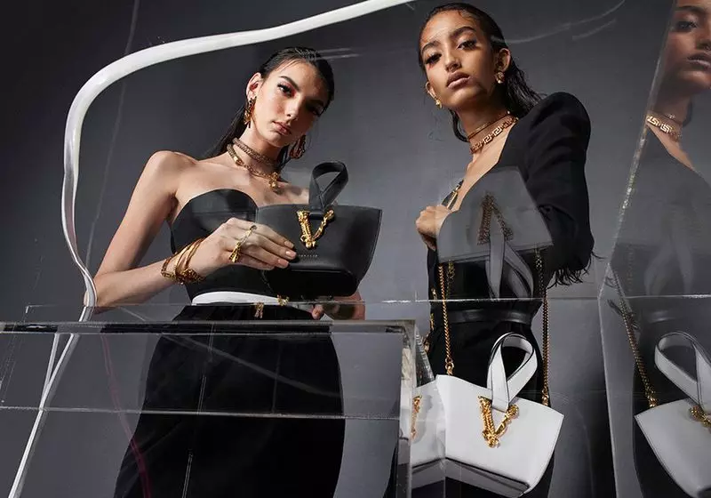 Versace presenta la campaña de verano 2020 del bolso Virtus.