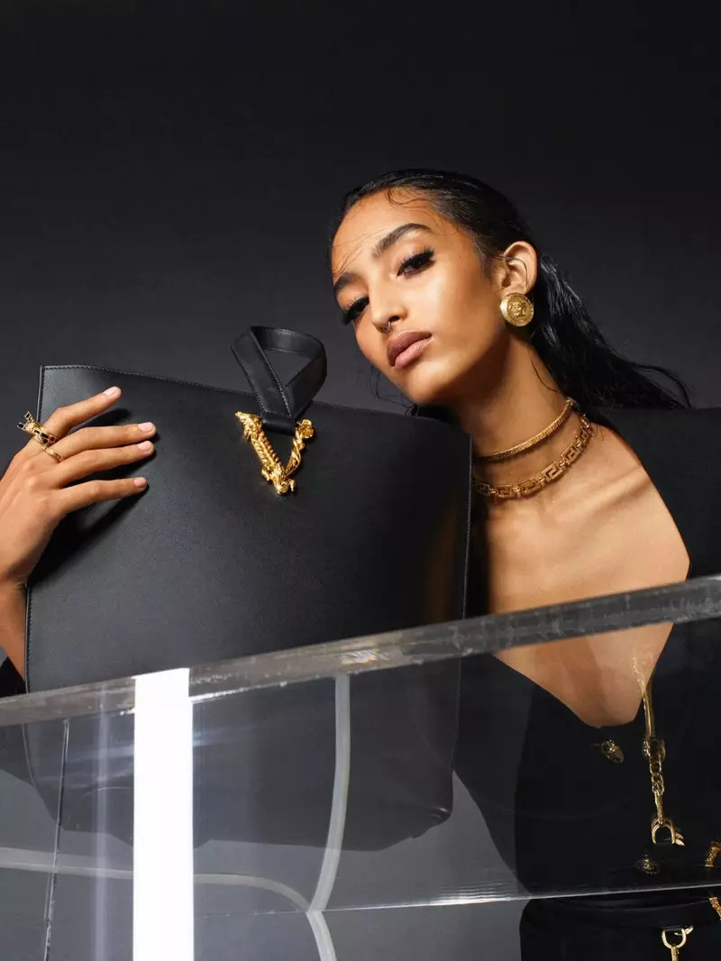 Mona Tougaard ግንባሩ Versace Virtus የእጅ ቦርሳ ክረምት 2020 ዘመቻ።