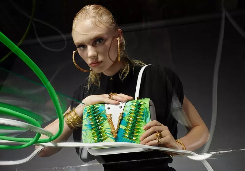 Vilma Sjöberg encabeza la campaña de verano 2020 del bolso Virtus de Versace.