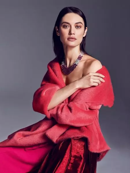 Olga Kurylenko shkëlqen me gurë të çmuar për bizhuteritë Vanity Fair