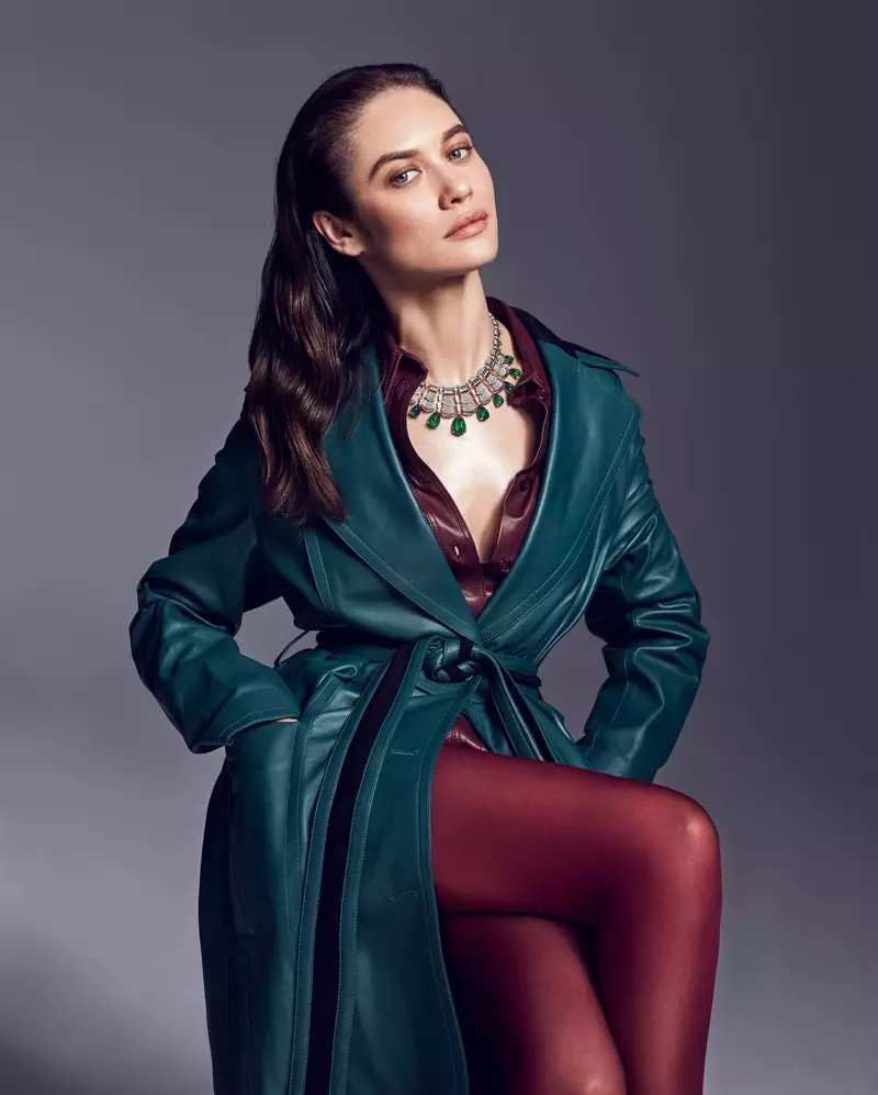 Ngagambar pose, Olga Kurylenko ngagem kalung kerah Bulgari