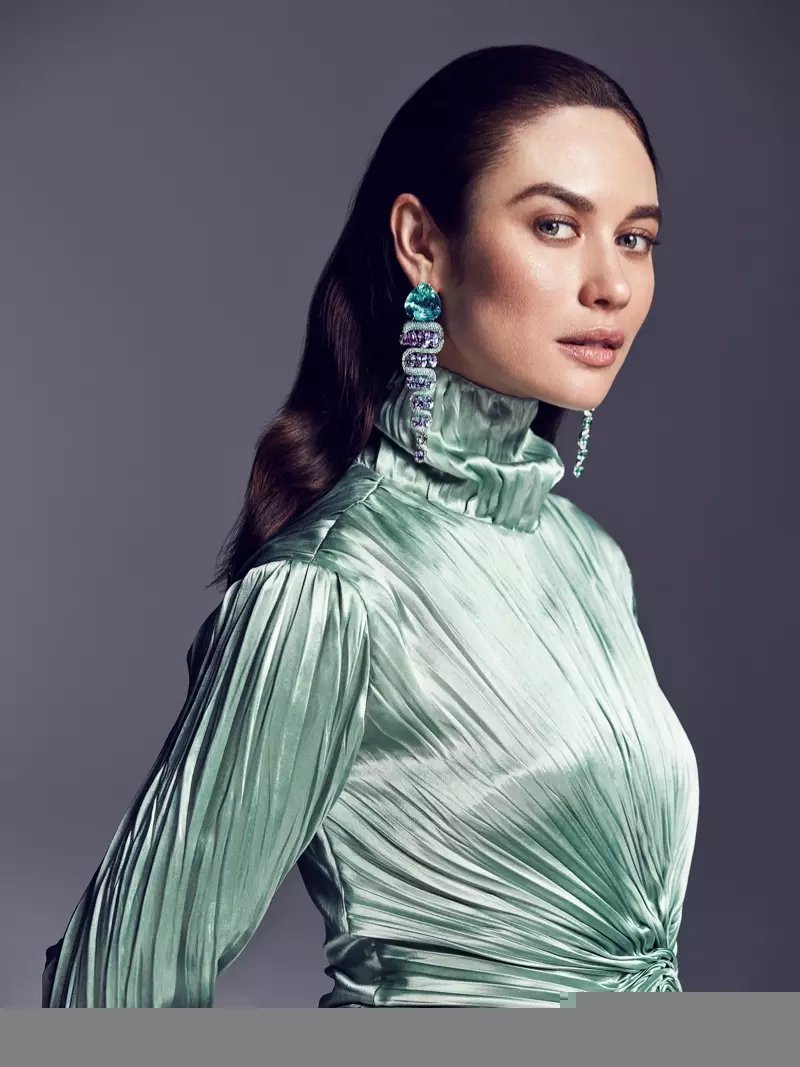 Bersinar dalam warna hijau, Olga Kurylenko memodelkan anting-anting Moussaieff