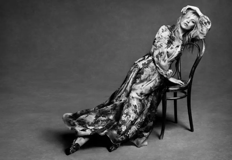 Kate Moss Alberta Ferretiiren 2016ko udazkeneko kanpainarako soineko luze batekin posatzen da