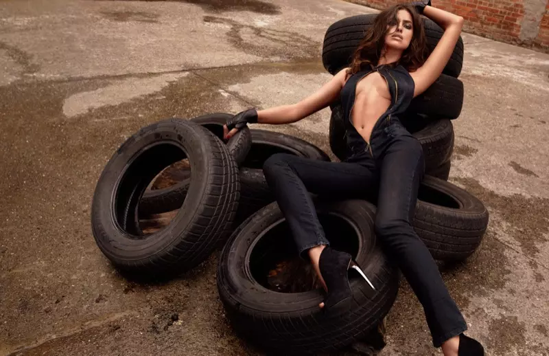 Irina Shayk er kynþokkafull í svörtu fyrir GQ Russia ágúst 2013 eftir David Roemer