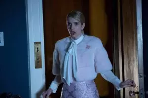 Scream Queens estreinaldiko argazkiak: Emma Roberts, Jamie Lee Curtis + Stars gehiago