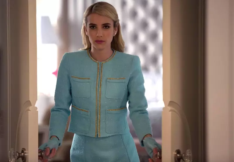 Emma Roberts nosí modrý oblek ako Chanel Oberlin. Foto: FOX