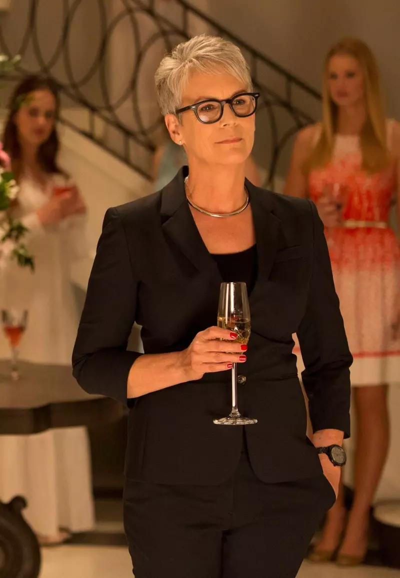 Jamie Lee Curtis sebagai Dean Munsch. Foto: FOX