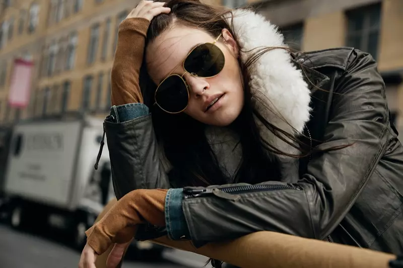 Sfarzosi occhiali da sole da aviatore e un giubbotto in shearling, Vanessa Moody posa nella campagna autunno-inverno 2020 di SAM.