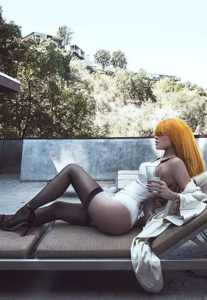 Kylie Jenner poserer for Sasha Samsonova i et sexet fotoshoot taget til hendes officielle app.