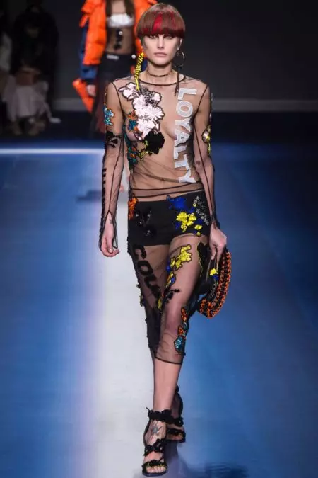 Versace, 2017 Sonbaharında Modern Güçlü Giyinmeye Başladı