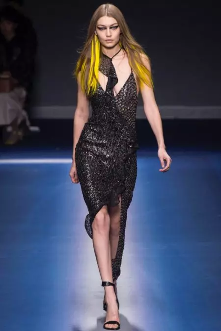 Versace adopta un vestido moderno para o outono de 2017