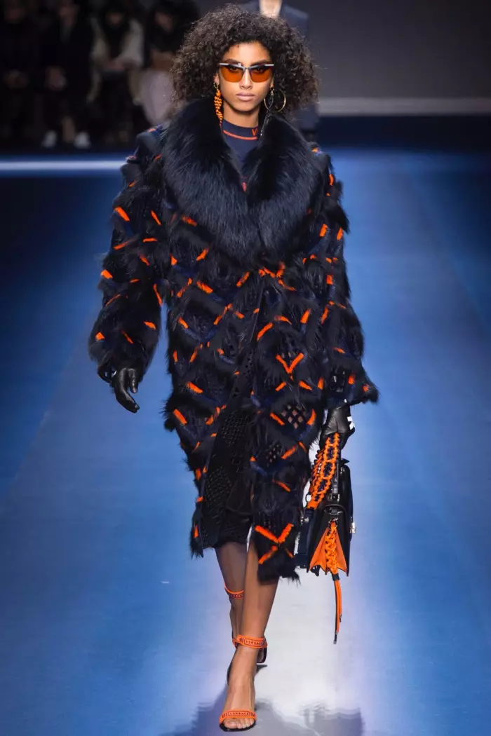 Pelz- und Netzmantel aus der Herbst-Winter-Kollektion 2017 von Versace