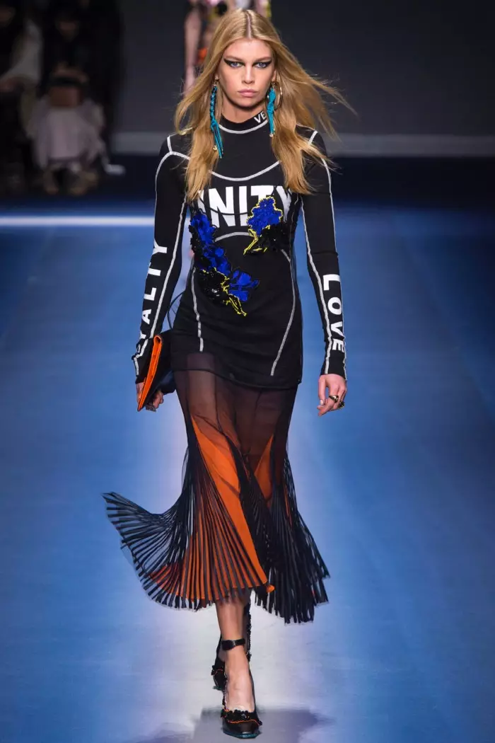 Ang graphic print top ug flared skirt gikan sa Versace's fall-winter 2017 collection