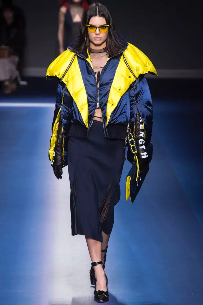 De Kendall Jenner huet eng Pufferjacket, e scheinen Hiem a Rock aus der Versace Hierscht-Winter 2017 Kollektioun