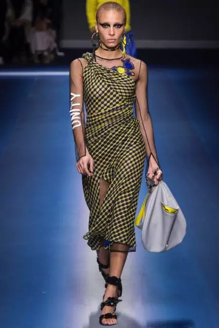 Versace adopta un vestido moderno para o outono de 2017