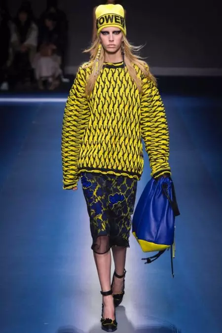 Versace 2017-ci ilin payızı üçün müasir güc paltarını götürür