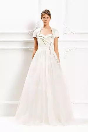 Max Mara's Dreamy Fall 2015 Bridal Looks බලන්න