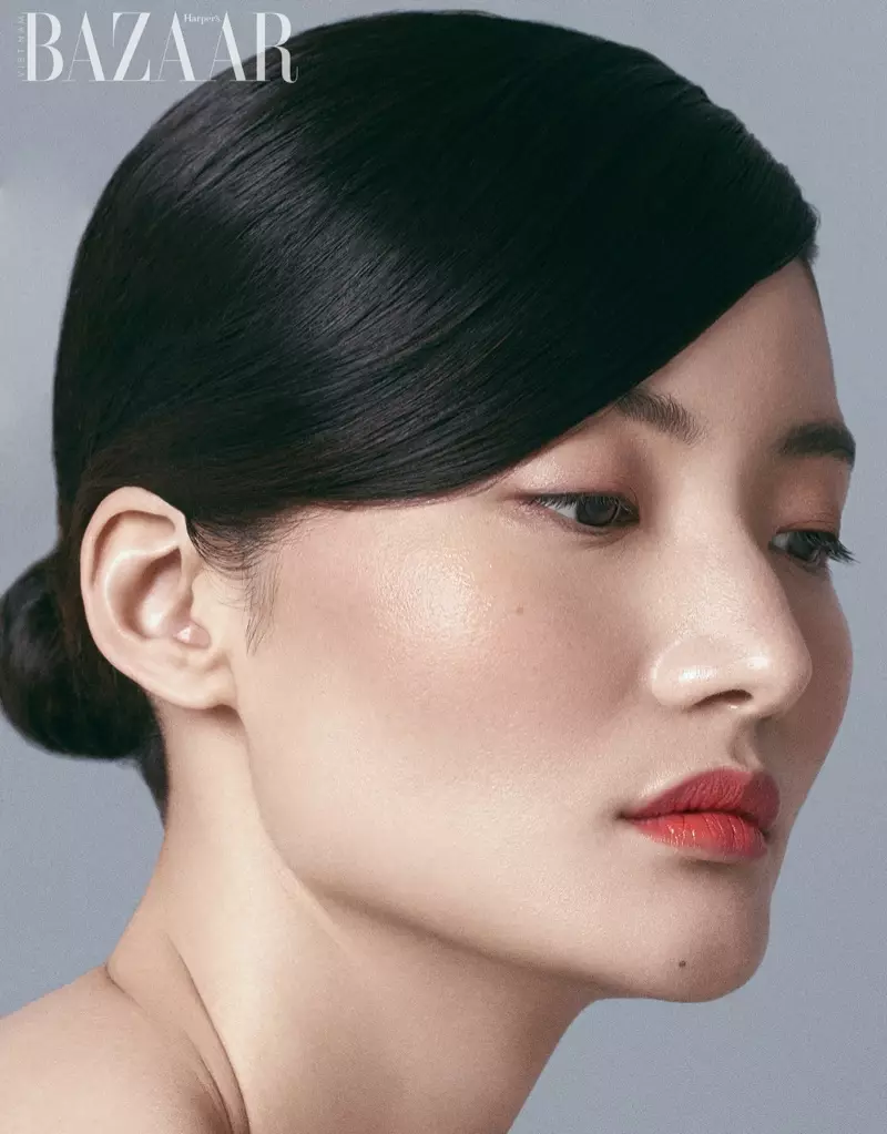 Feifei Zhang מדגמנת את Vibrant Beauty עבור Harper's Bazaar וייטנאם