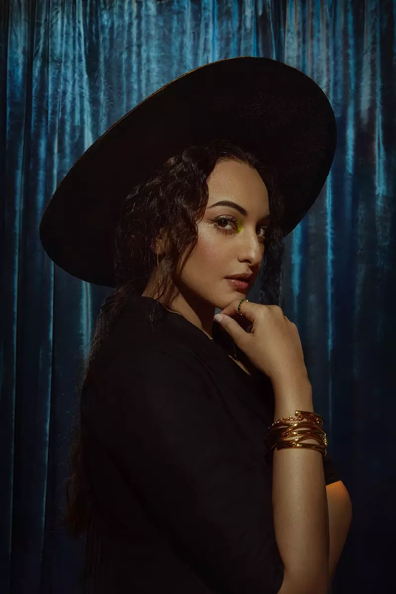 Sonakshi Sinha butunlay qora ko'rinishda suratga tushadi.