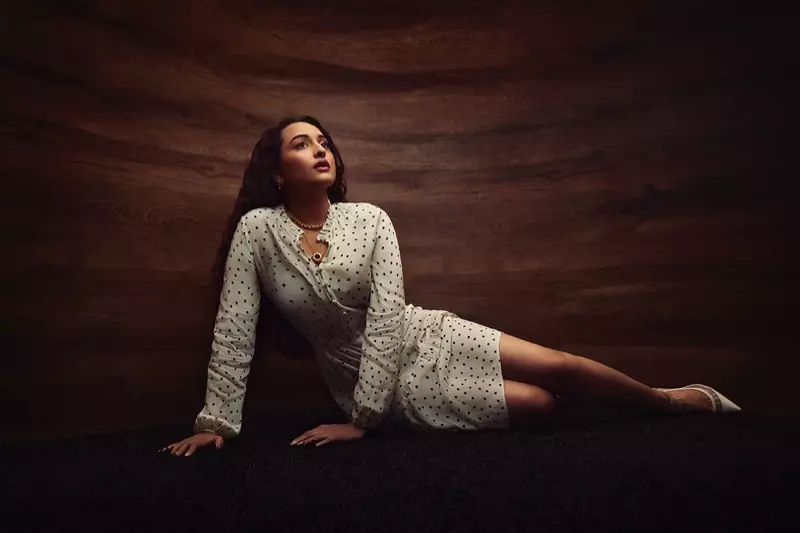 Sonakshi Sinha ELLE Indija Colston Julian Naslovne fotografije