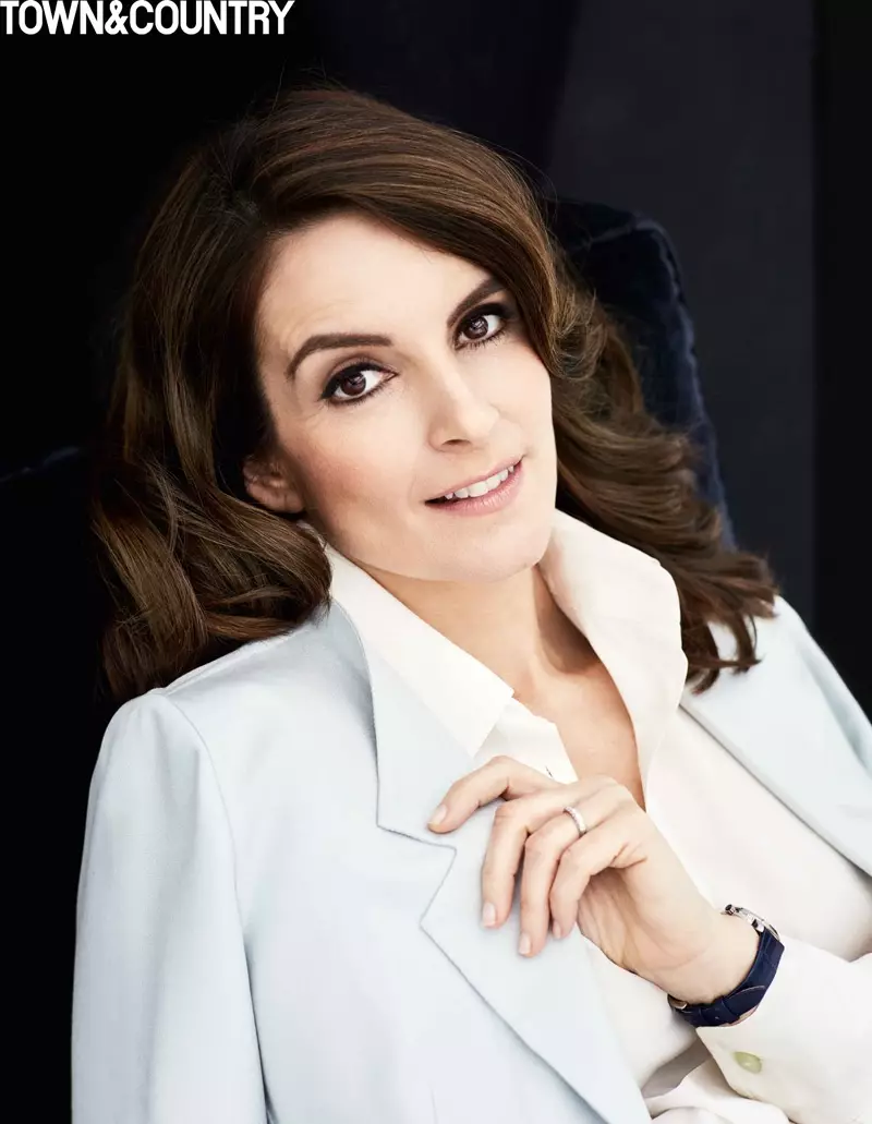 Tina Fey klæðist bylgjaðri hárgreiðslu í aprílhefti Town & Country