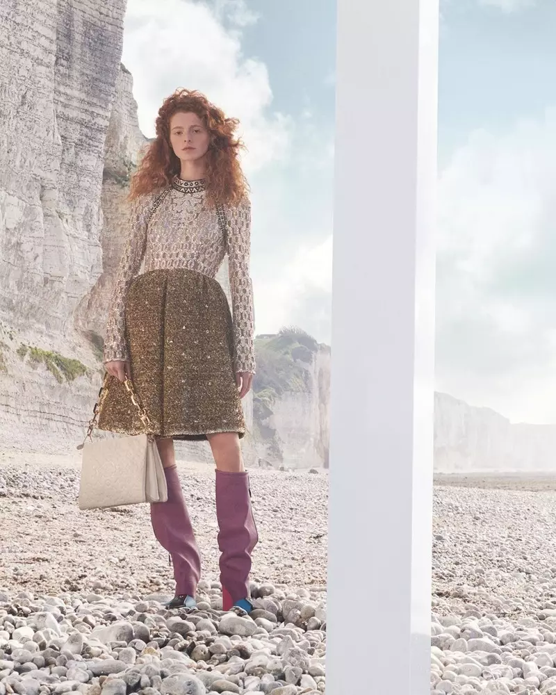 Clémentine Balcaen schittert in de Louis Vuitton herfst-winter 2021 campagne.