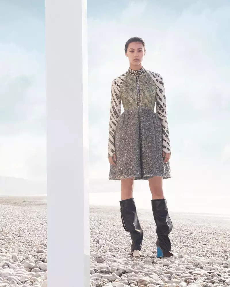 Jade Nguyen posa per la campagna autunno inverno 2021 di Louis Vuitton.