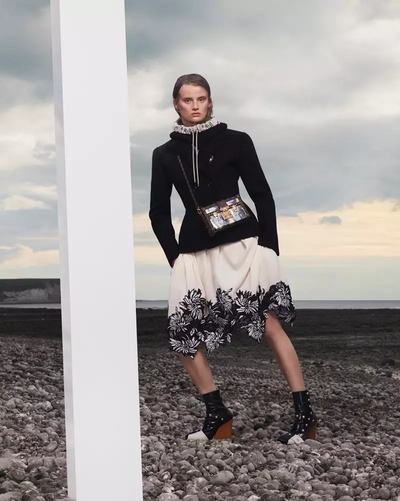 Evie Saunders verschijnt in de Louis Vuitton herfst-winter 2021-campagne.