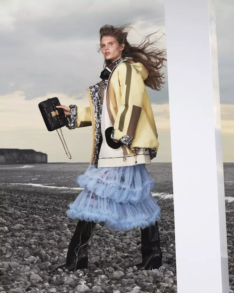 Ida Heiner toma unha pose para a campaña outono-inverno 2021 de Louis Vuitton.