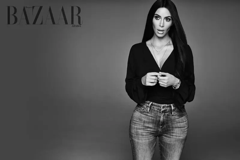 A fekete-fehérben megörökített Kim Kardashian Paige felsőt és Good American farmert visel