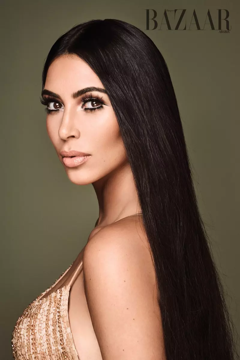 Mete yon kwafur long ak dwat, Kim Kardashian poze nan rad Dilek Hanif