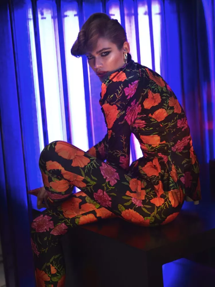 Valentina Sampaio Balenciaga फ्लोरल प्रिंट टॉप आणि पॅंट घालते